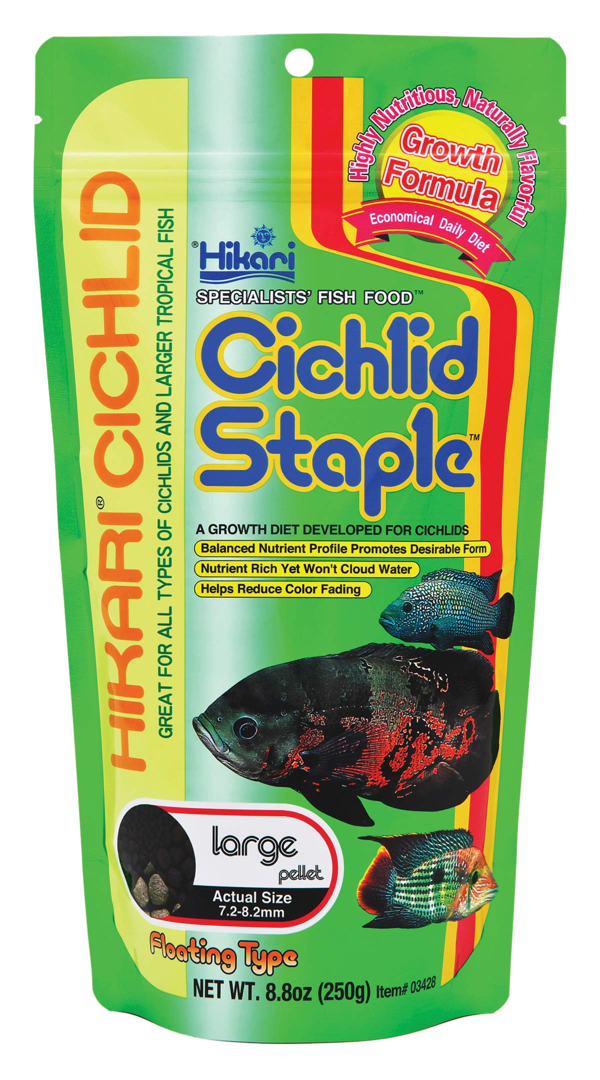 Hikari Cichlid Staple: boulettes flottantes en gros plan pour surveiller la portion.