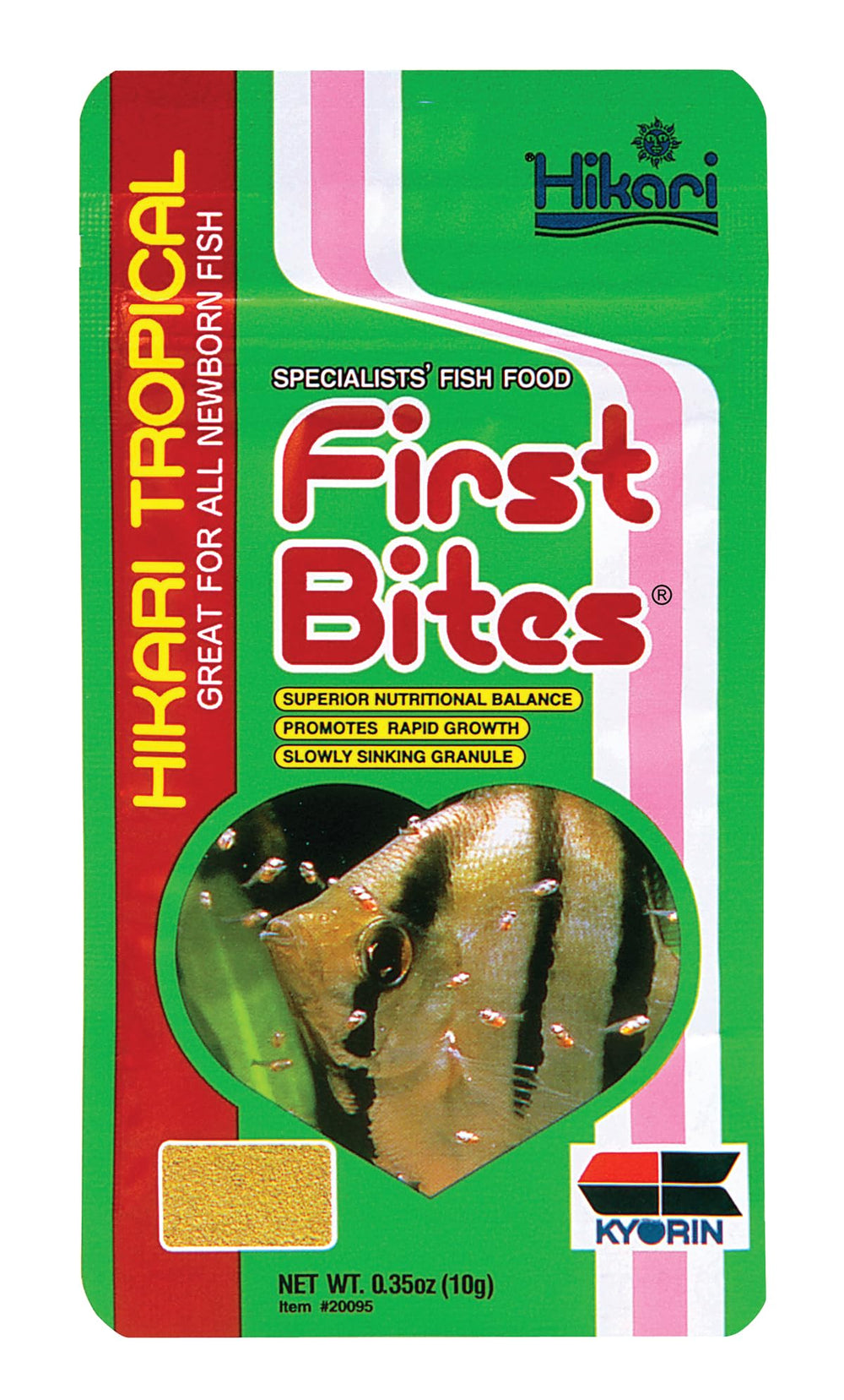 Pellets flottants Hikari Premières bouchées visibles dans l’aquarium des alevins.