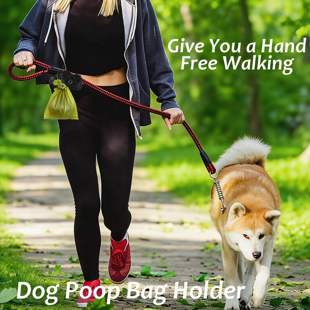 Utilisation simple du porte-sacs Hilihali pour chien noir en balade.