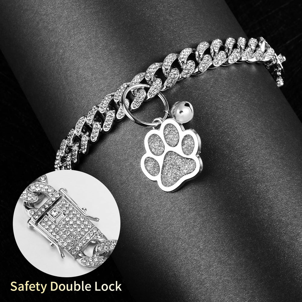Pendentif patte et clochette Hillban ajoutant du charme.