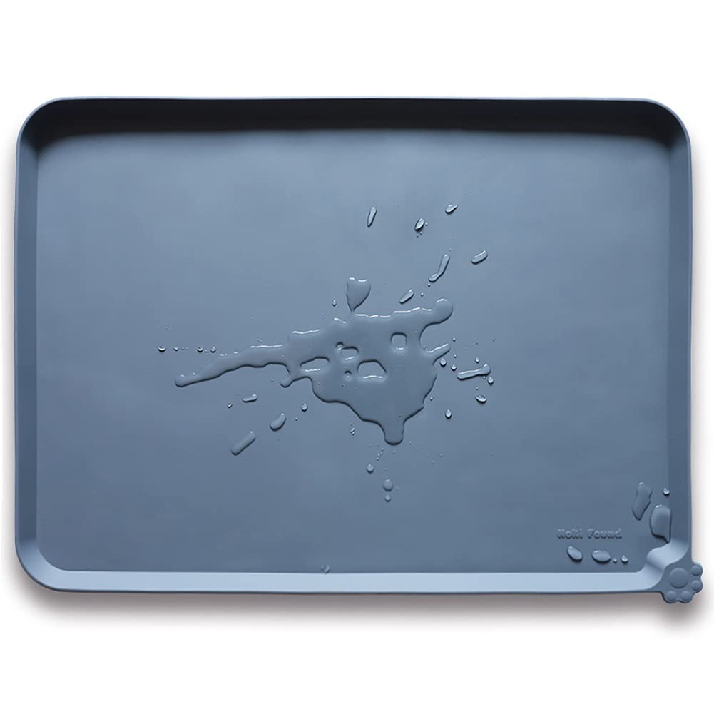 Le tapis Hoki Found anti-glisse gris 28x26 protège le sol.