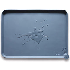 Le tapis Hoki Found anti-glisse gris 28x26 protège le sol.