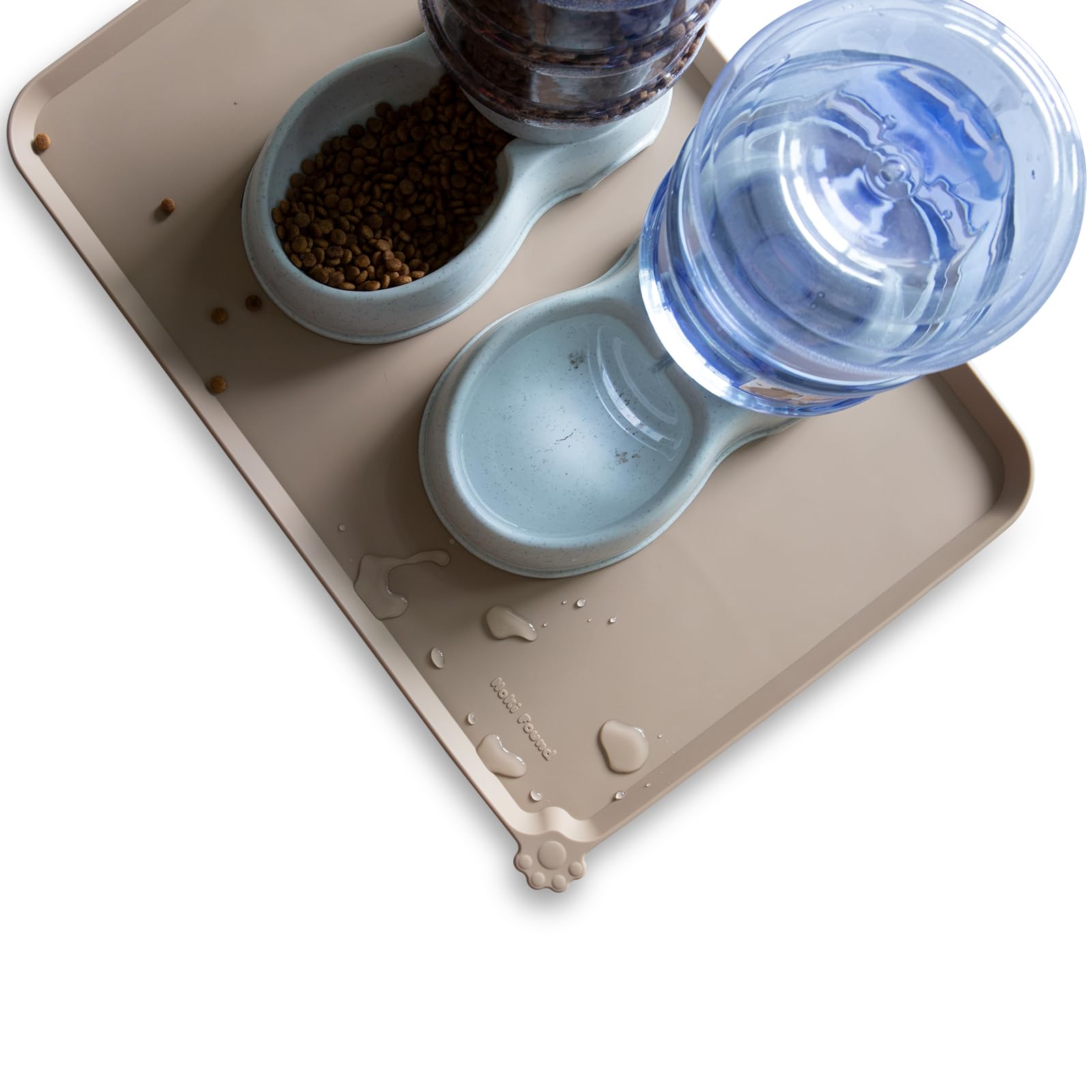 Hoki Found tapis silicone taupe portable, idéal en voyage pour repas propres.