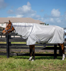 Capuche amovible sur Horseware Amigo Bug Rug Plus pour une protection adaptable.