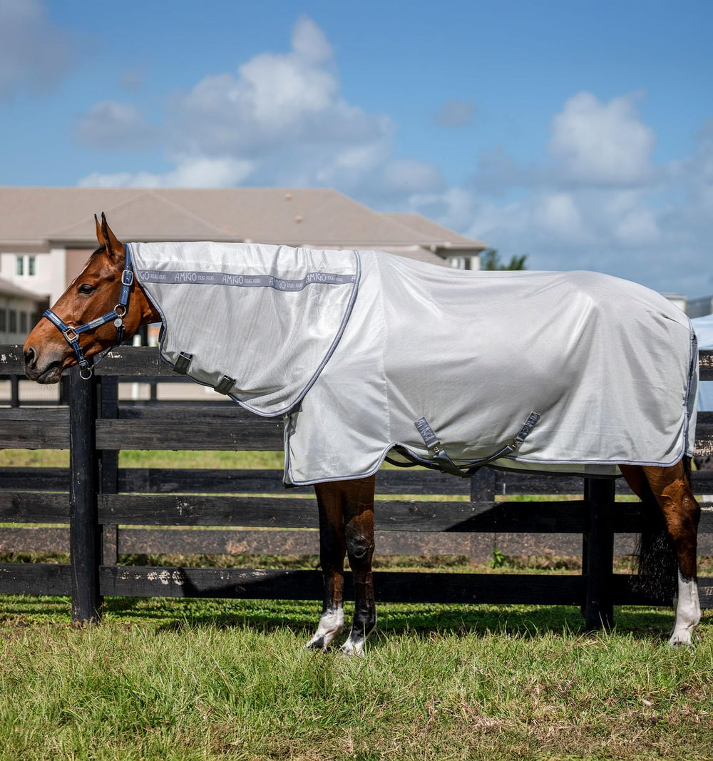 Horseware Amigo Bug Rug Plus montre le masque détachable pour une protection contre les mouches.