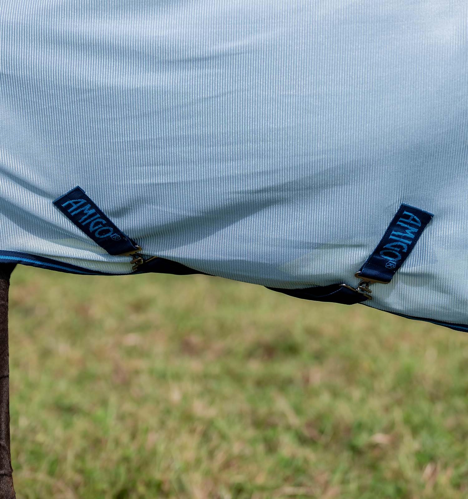 Couverture anti-mouches Amigo de Horseware: attaches-jambes reglables pour un ajustement personnalisé.