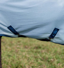Couverture anti-mouches Amigo de Horseware: attaches-jambes reglables pour un ajustement personnalisé.