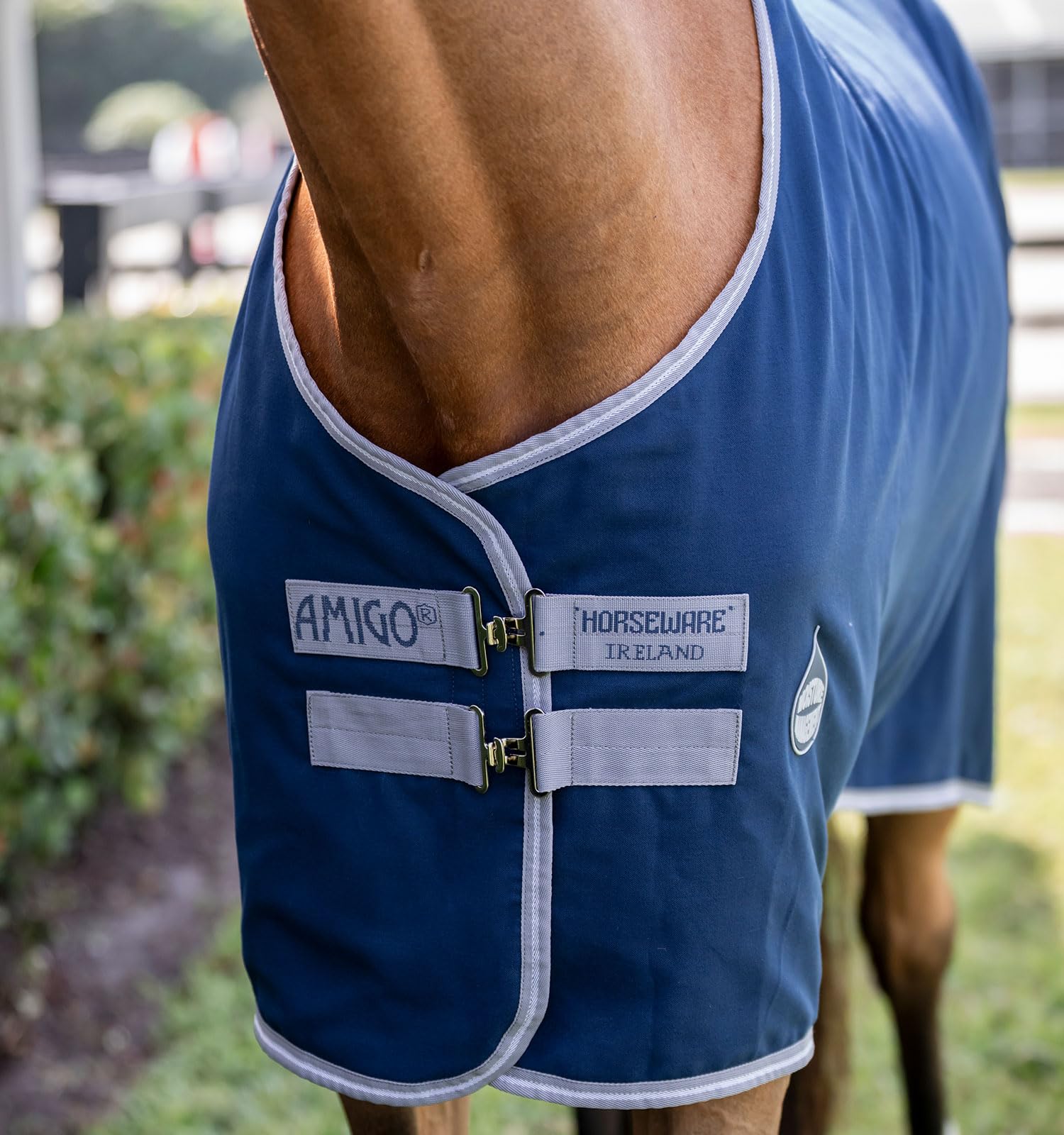 Horseware Amigo drap d'écurie avec surcingle croisé pour un maintien sûr.