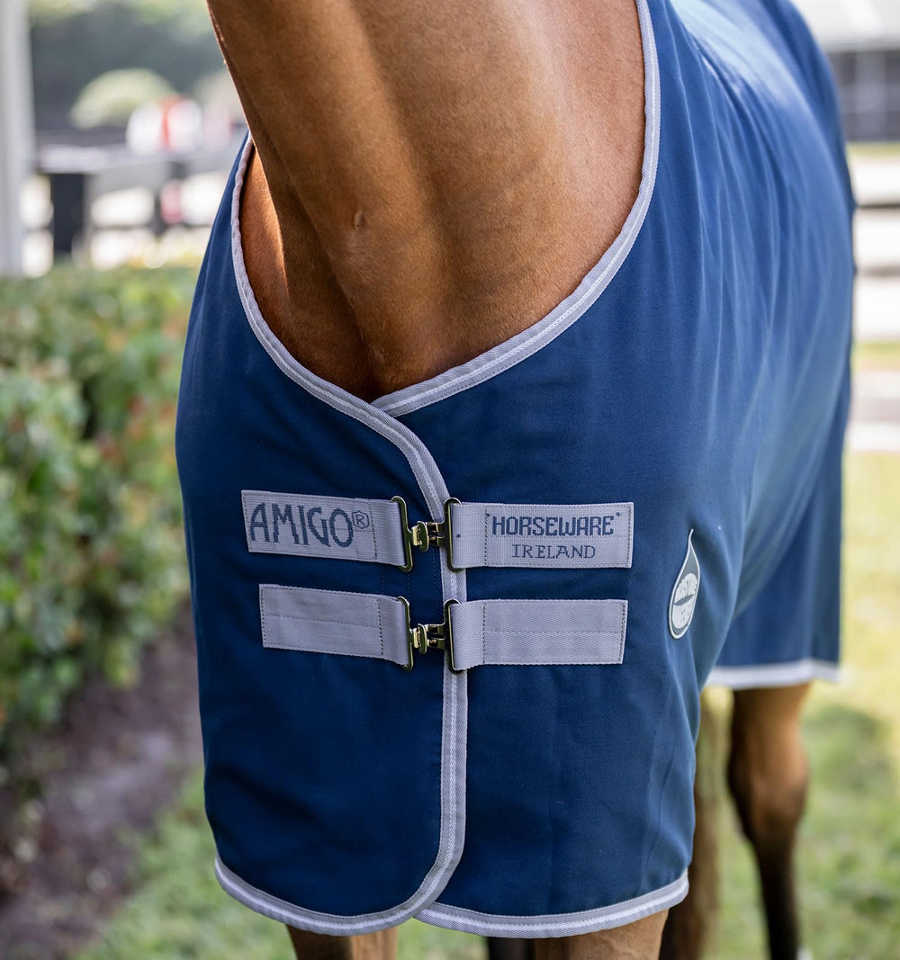 Horseware Amigo drap d'écurie avec surcingle croisé pour un maintien sûr.