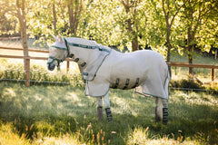 Horseware Rambo Flybuster No-Fly Zone 78 protège contre les insectes tout en offrant ventilation.