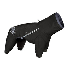 Hurtta Mudventure Overall ECO Raven sur un chien dans la pluie, protection et confort.