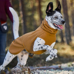 Hurtta Warming Midlayer ECO ouverture pattes avant pour plus de liberté.