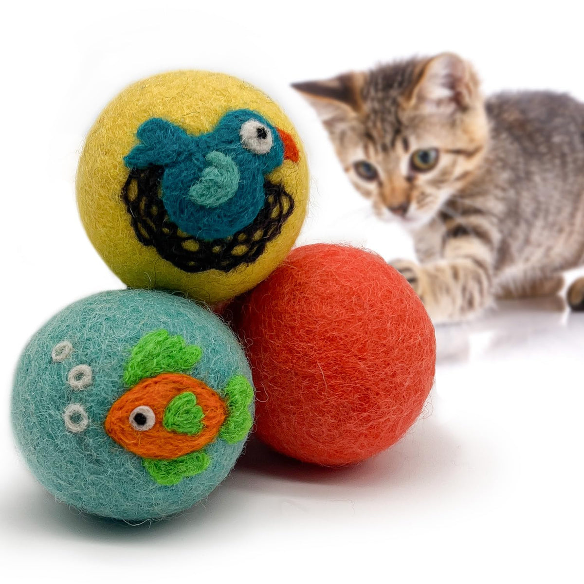 Boules feutrées Hustle & Blush Love Ewe poisson, stimulant l'exercice intérieur du chat.