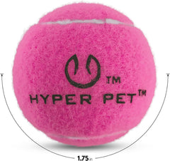 Hyper Pet MINI Tennis Balls rose dans l'herbe, facile à repérer lors des sorties.