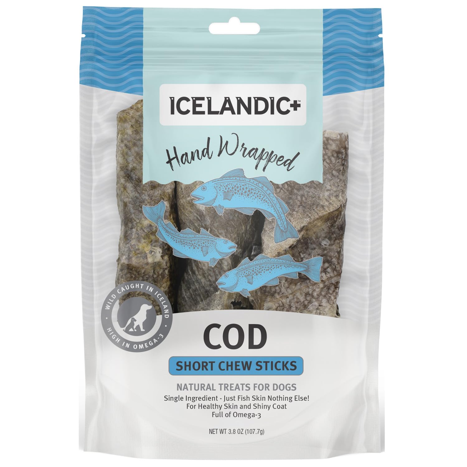 Icelandic+ chien heureux mange batonnet peau morue, moment de plaisir sain.