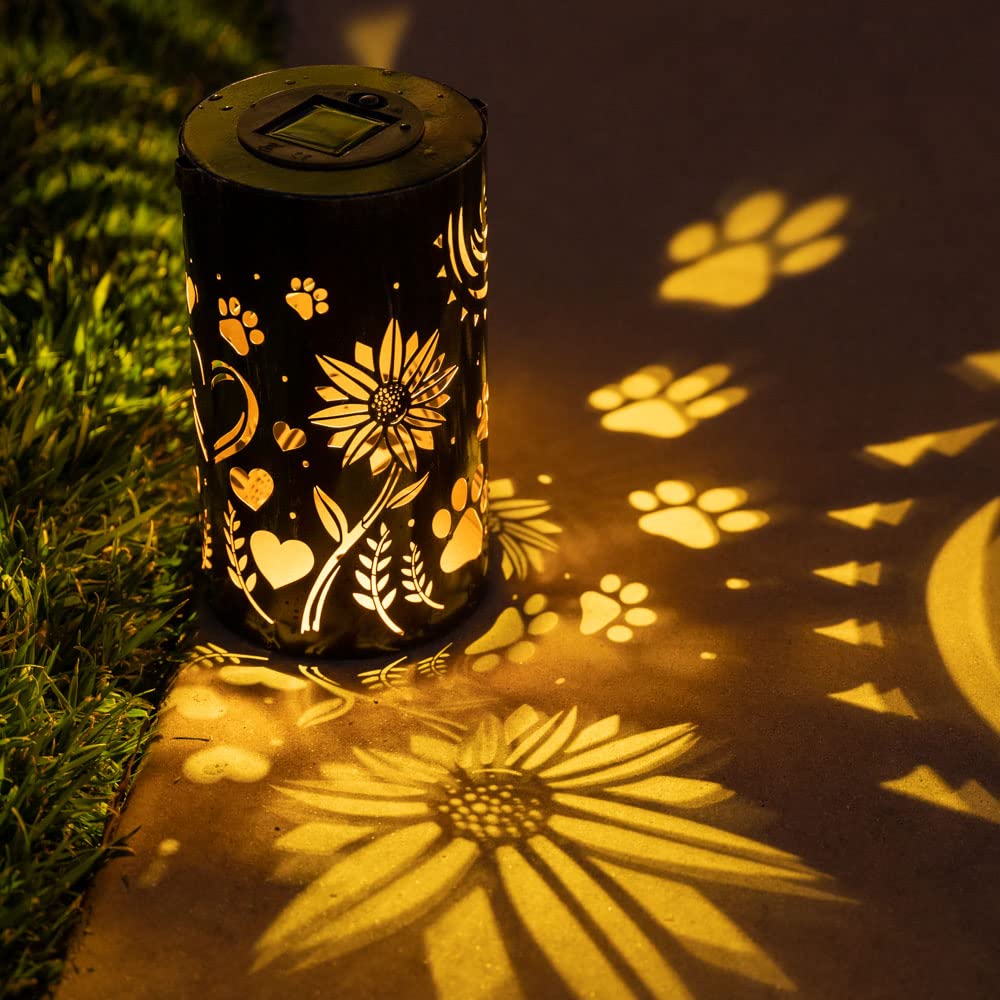 Lanterne solaire iHeartDogs avec tournesols et pattes, ambiance chaleureuse.
