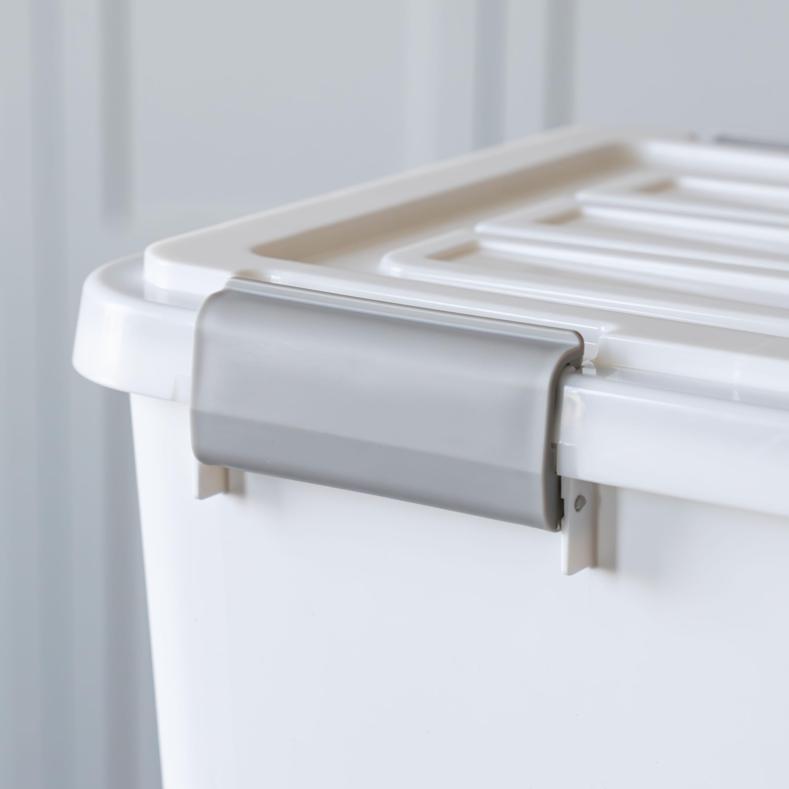 Design empilable gris et blanc qui s’intègre parfaitement à la déco.