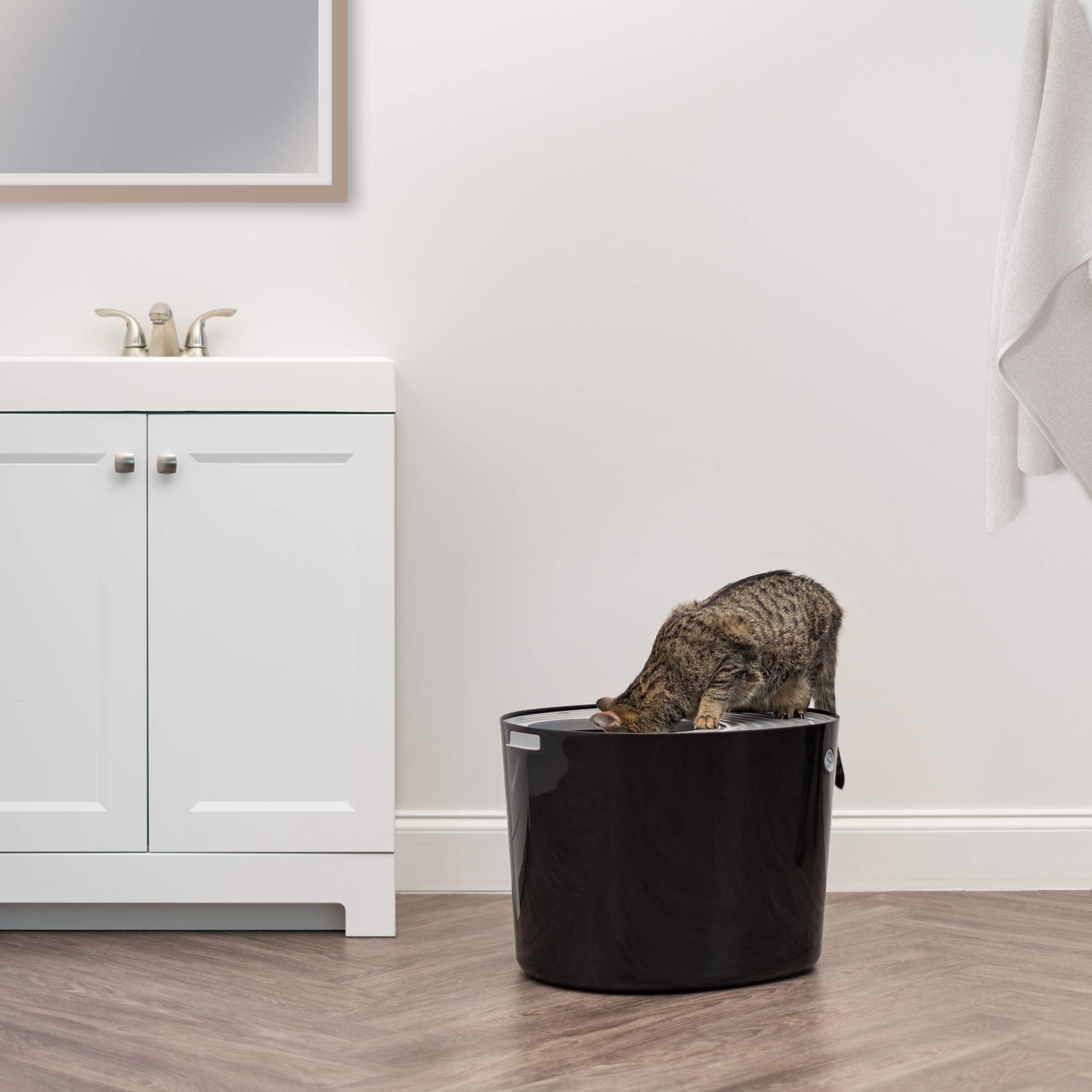 IRIS USA litière forme ronde s’intègre facilement au décor.