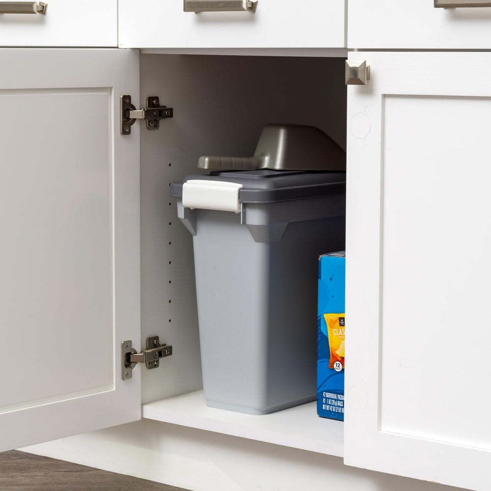 Organisation simplifiée grâce au conteneur IRIS USA pour aliments et friandises.