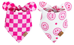 Bandana JarThenaAMCS pour chien avec visage souriant rose, look joyeux et tendance.