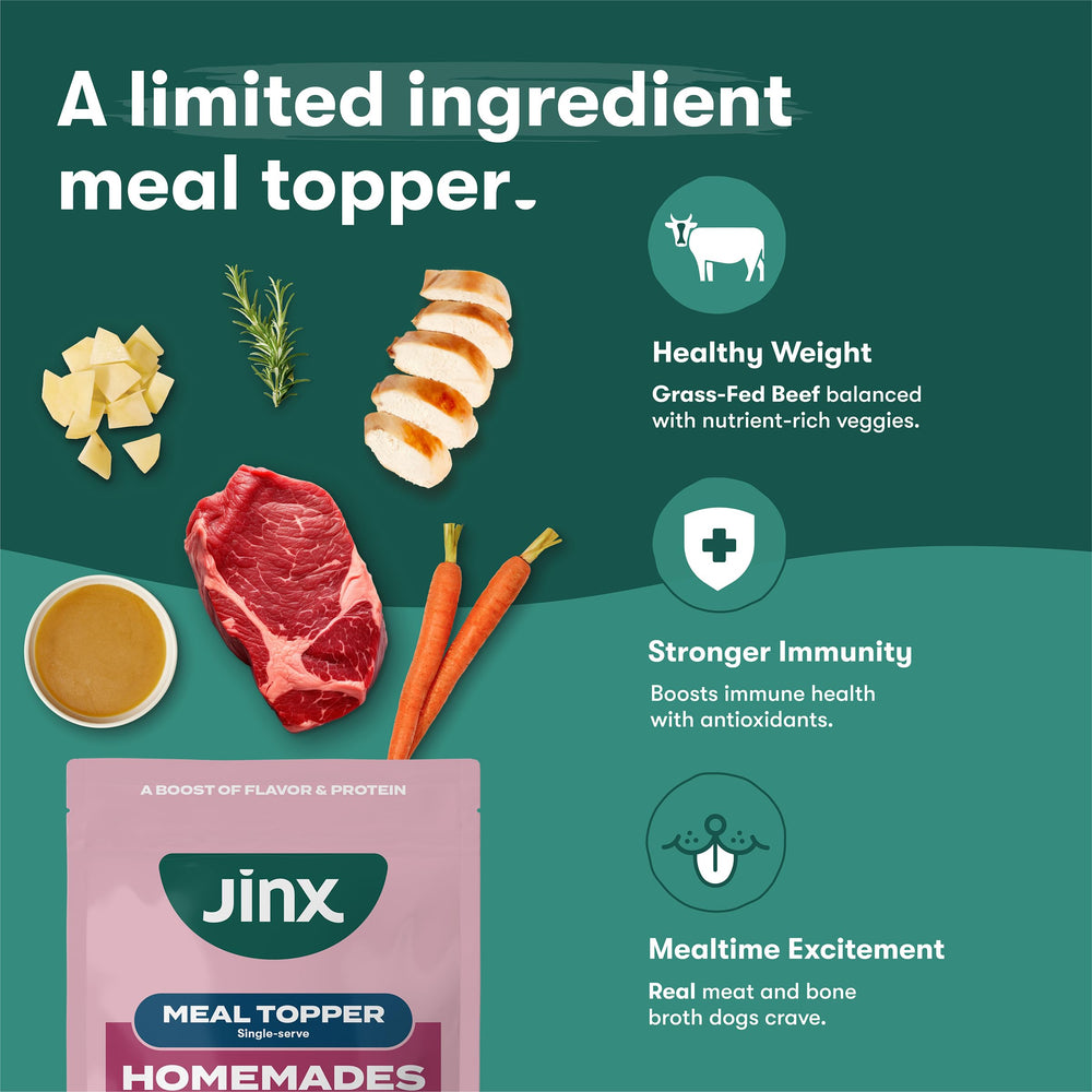Gros plan sur le bouillon d'os dans la préparation Jinx pour chien.