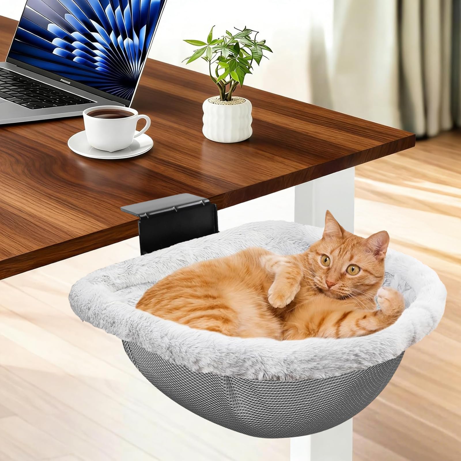 JinxZap lit pour chat sur serre-bureau avec fixation solide et sûre.