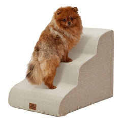Joydeco escaliers pour chien beige près du lit, accès facile et sûr.