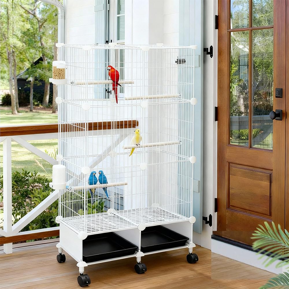 Cage JTACHIONG mobile et facile à déplacer grâce aux roues.