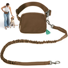 Laisse mains libres JUNIPOOCH avec pochette friandises, pratique en promenade urbaine.