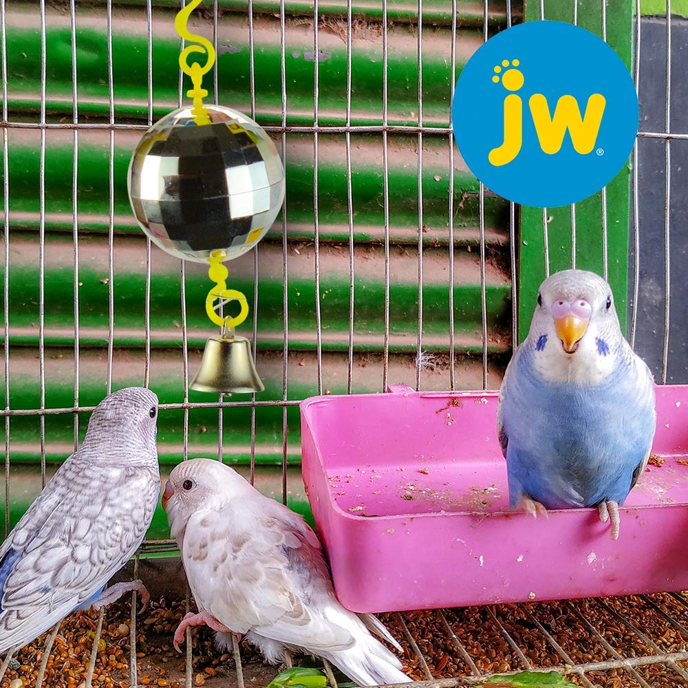 Boule disco JW ActiviToy suspendue facilement sur cage à barreaux pour petits oiseaux.