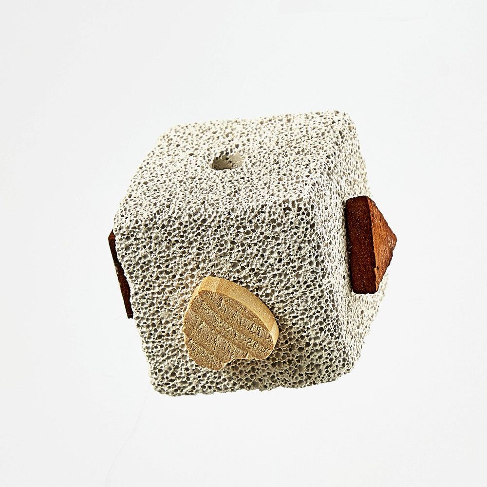 Kaytee bloc lave pierre volcanique et bois, favorisant l usure dentaire naturelle.