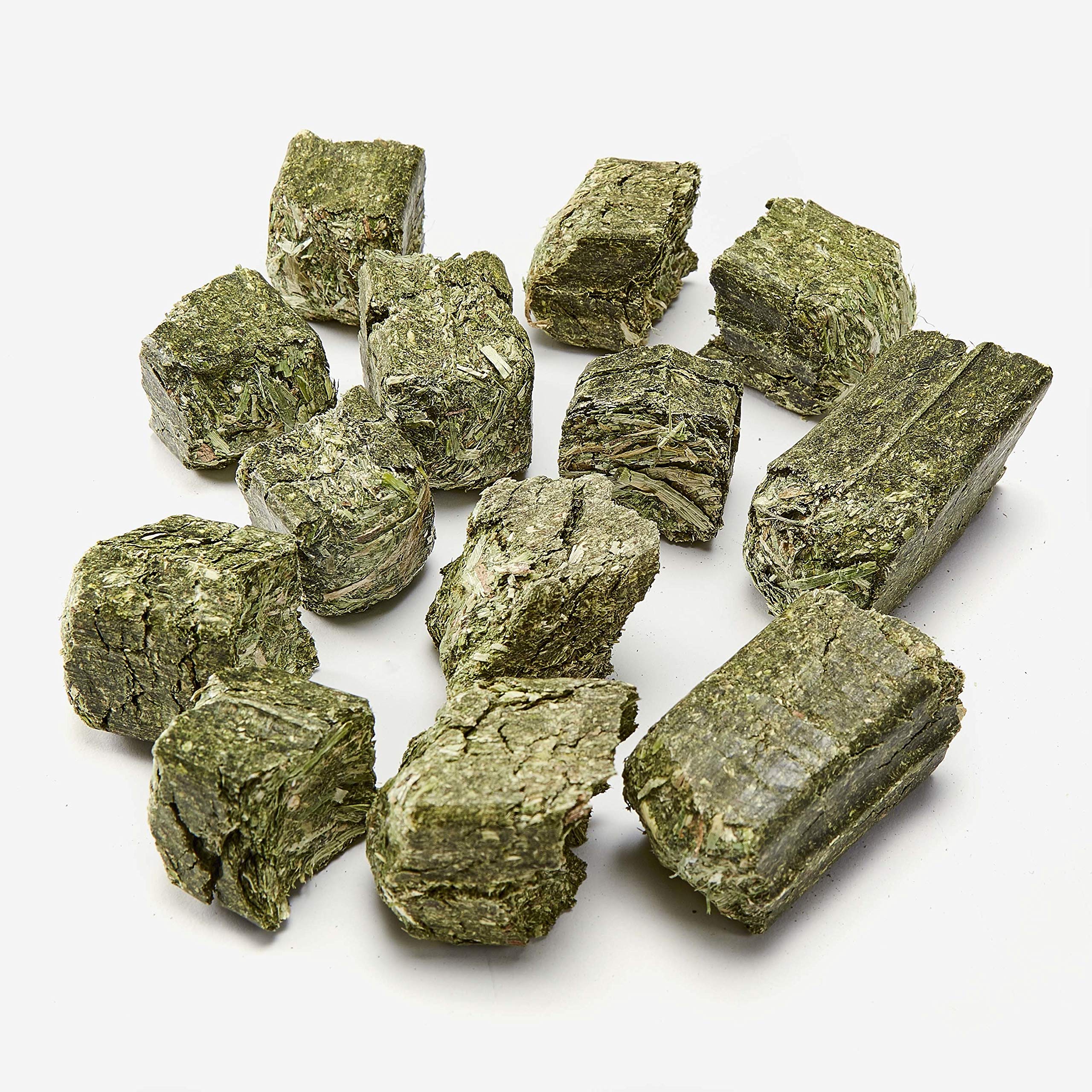 Kaytee Cubes Foin Timothy Mélange – gros plan sur la texture fibreuse idéale pour la mastication