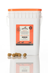 Friandises Kelcies Pumpkin Spice pour chevaux dans un seau de 15 lb, pratique.
