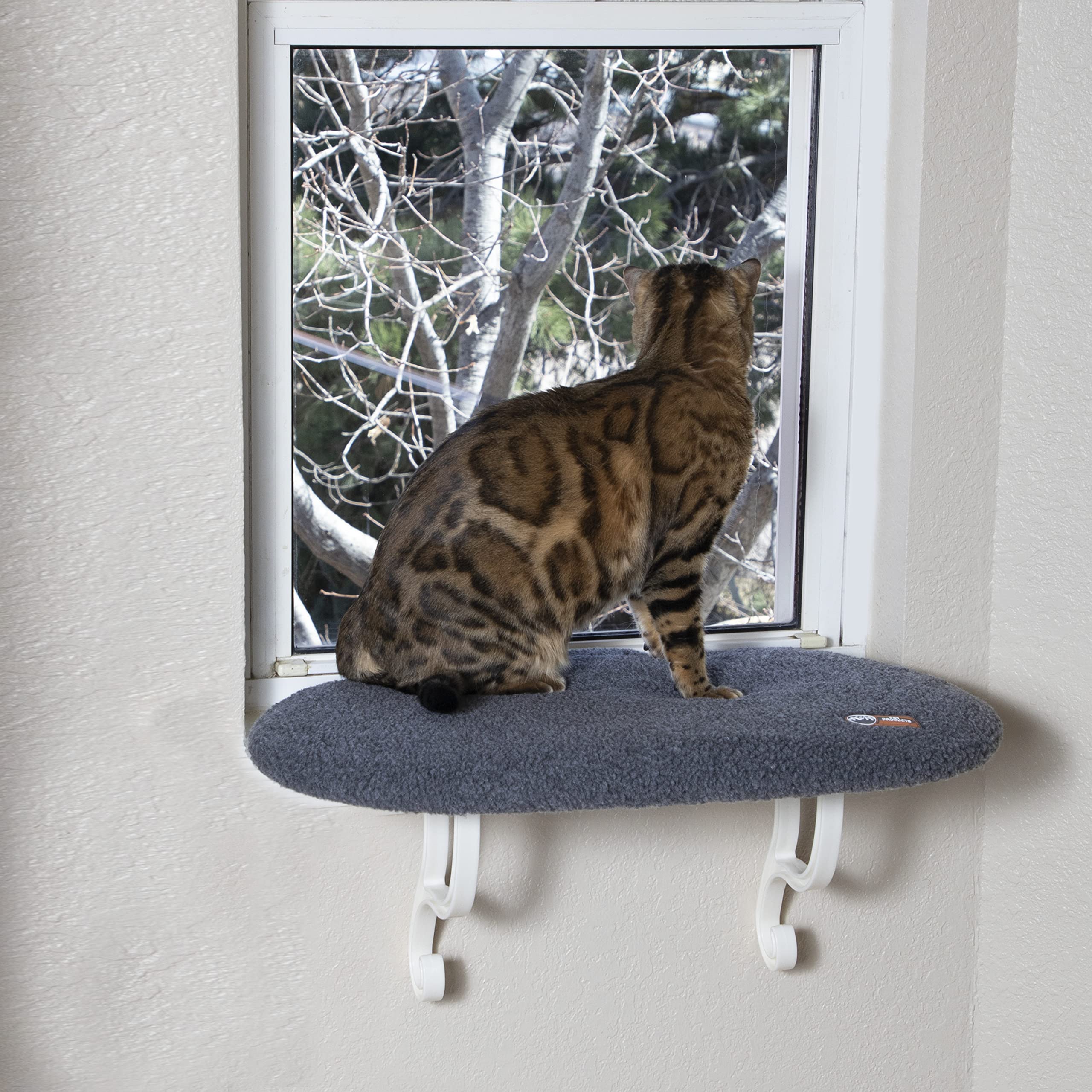 Kitty Sill de K&H – hamac-fenêtre pour chat gris, idéal pour soleil et détente.
