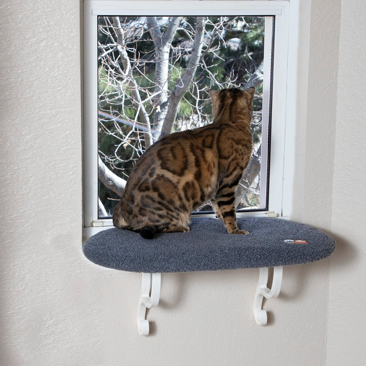 Kitty Sill de K&H – hamac-fenêtre pour chat gris, idéal pour soleil et détente.