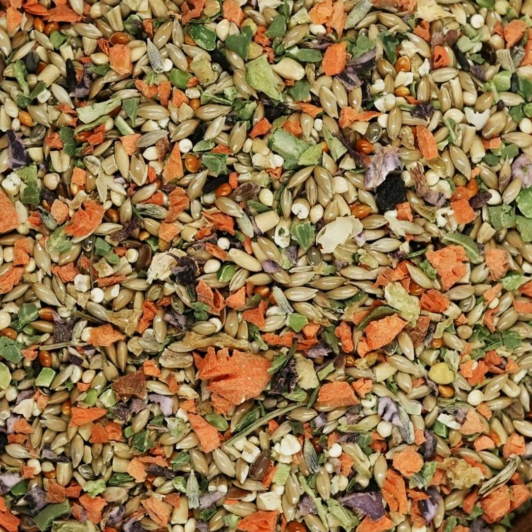 Légumes et herbes déshydratés riches en vitamines pour plumage lumineux.