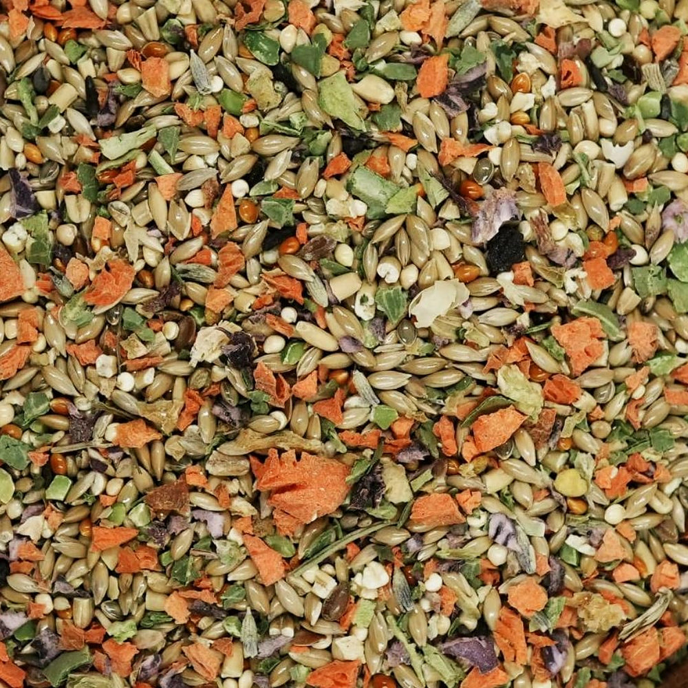 Légumes et herbes déshydratés riches en vitamines pour plumage lumineux.