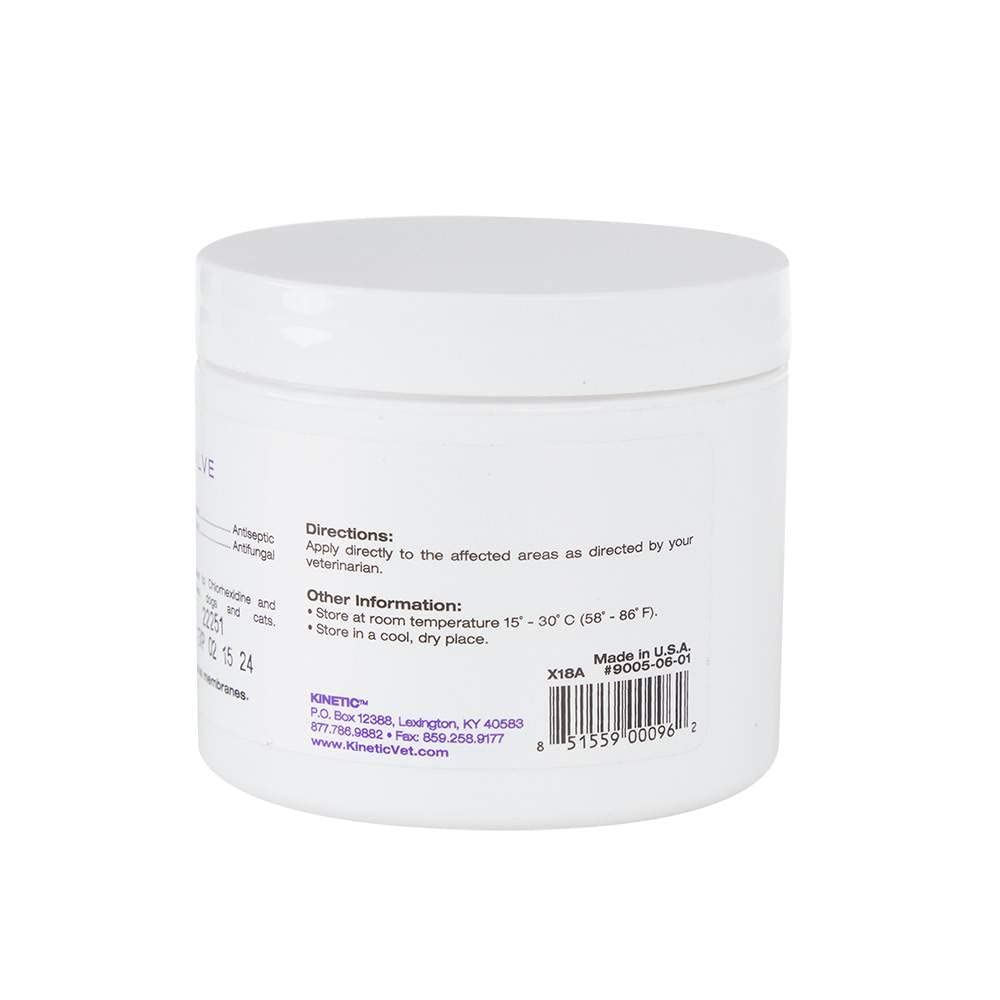 Kinetic Vet EquiShield CK Salve, texture crème visible, application douce sur les zones sensibles.
