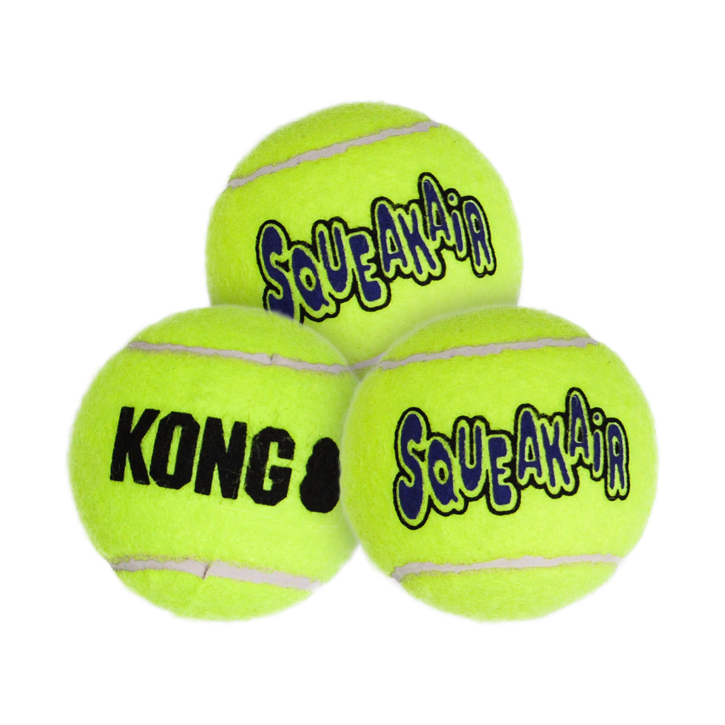 KONG Air Dog SqueakAir – balle moyenne en action lors d'un lancer.