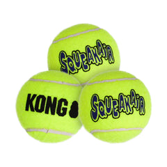KONG Air Dog SqueakAir – balle moyenne en action lors d'un lancer.