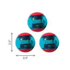 Balle KONG Squeezz Action idéale pour jeux intérieurs et extérieurs.