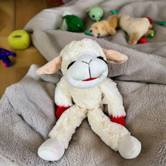 Sifflet intégré dans Lamb Chop pour des sessions de jeu stimulantes.