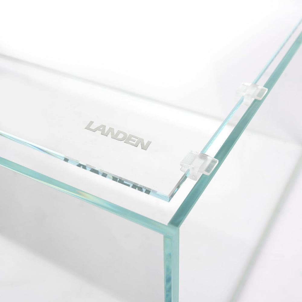 LANDEN design-esthetique: capot transparent élégant pour mettre en valeur la vie aquatique.