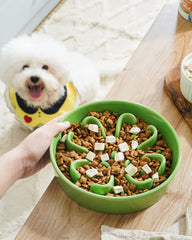 Base anti-dérapante et bol céramique stable pendant le repas.