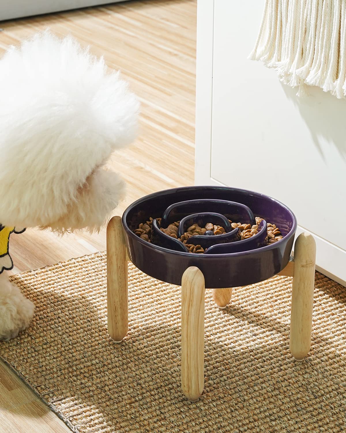 Le Tauci support bois haut pour chien, offre stabilité pendant le repas.
