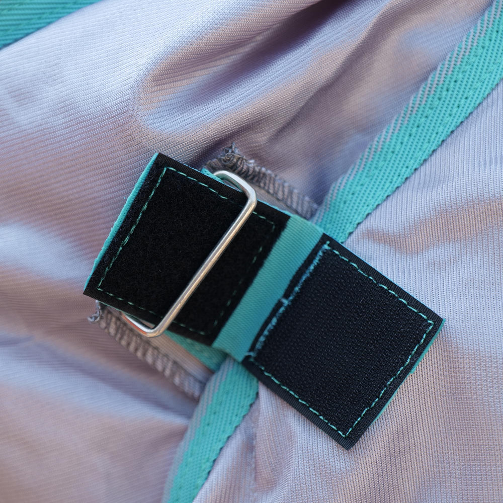 LEAFOREST Couverture cheval gris 84 pour un look discret et pratique.