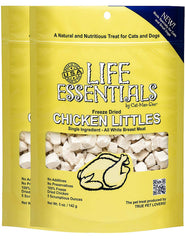 Life Essentials premier plan montrant les morceaux de poulet lyophilisé pour chats et petits chiens