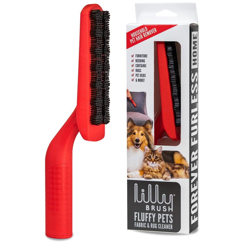 Brosse Lilly Brush en action sur canapé pour éliminer les poils longs.