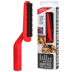 Brosse Lilly Brush en action sur canapé pour éliminer les poils longs.