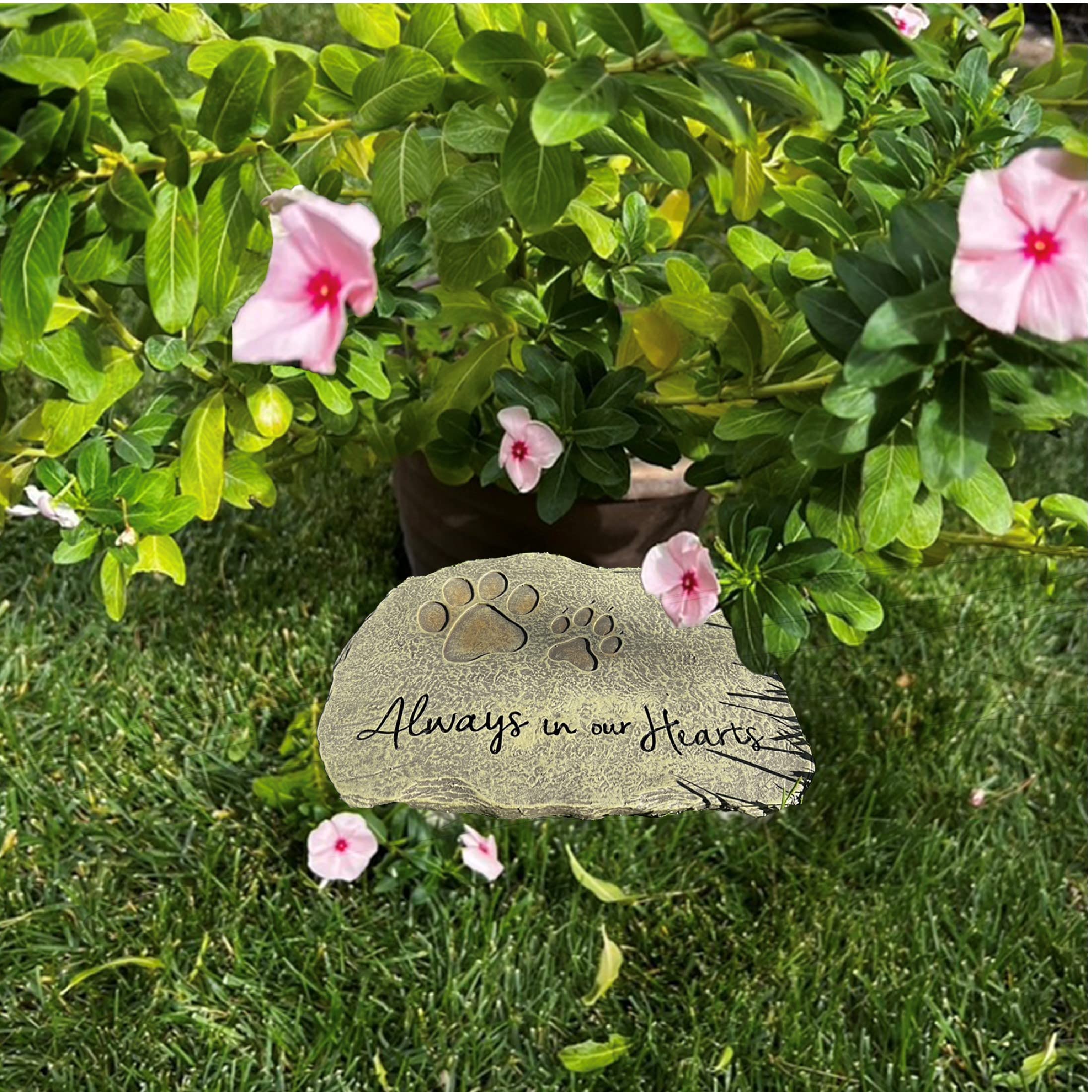 Plaquette mémorielle Lily's Home pour animal dans le jardin, symbole réconfortant et durable.